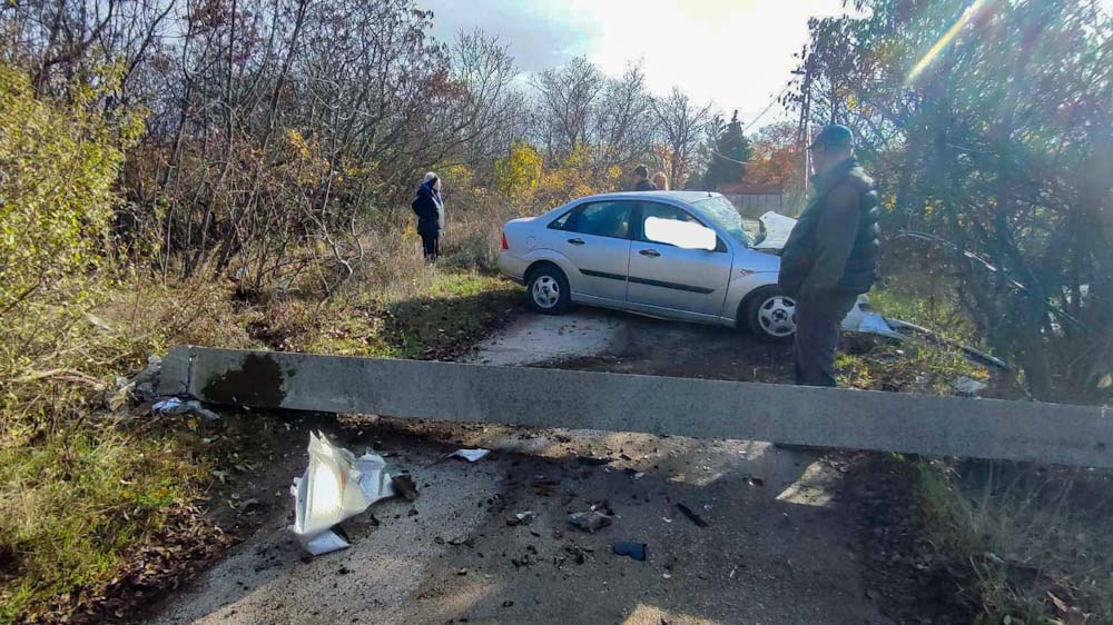 Óriási sebességgel villanyoszlopnak ütközött egy autó Szentendrén
