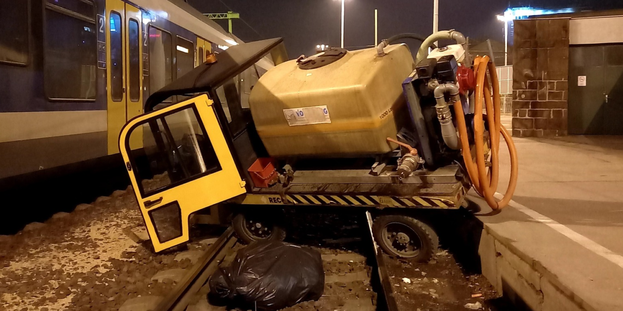 Szokatlan látvány a Déli pályaudvaron, vágányra dőlt egy szippantós autó