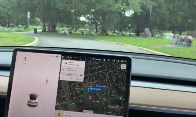 Rémisztő! Olyan emberi alakokat lát a Tesla kamerája a sírok között, amiket maguk az autósok nem észlelnek