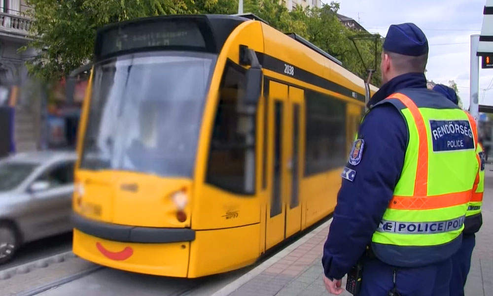 Bíróság elé állították azt a férfit, aki alvó utast fosztott ki az újbudai végállomáson várakozó villamoson – VIDEÓ