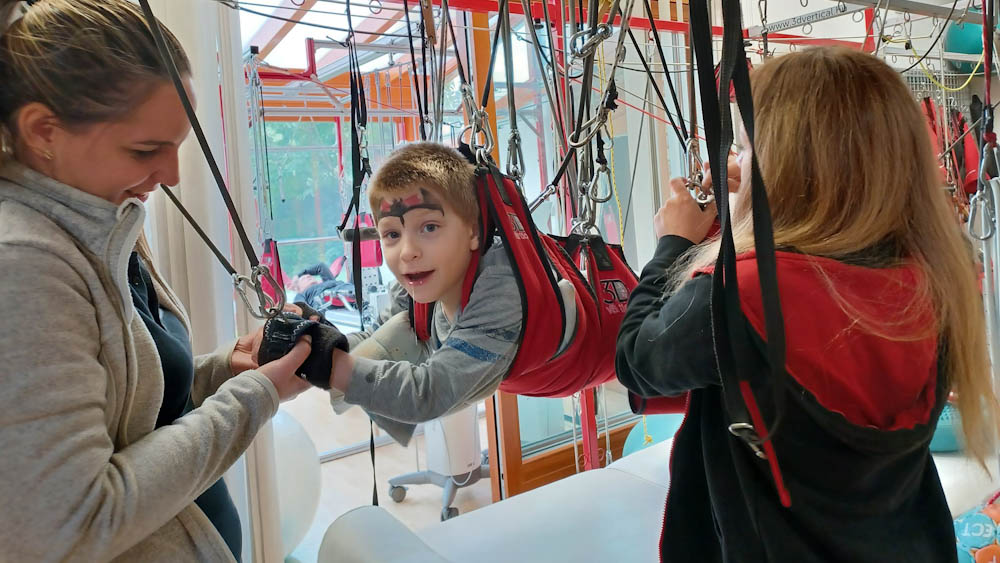 „Nimródról egyébként az orvosok születése után lemondtak. Szülei viszont nem” – Hihetetlen, de egyre jobban van a kisfiú, aki születésekor több agyvérzést is kapott