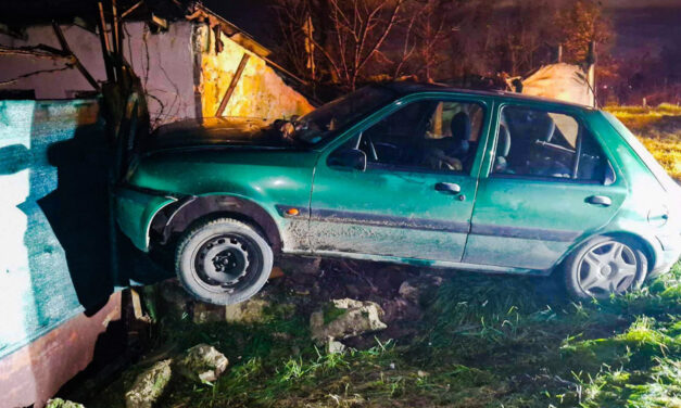 Durva, ahogy ez a Ford kivitte ennek a diósdi háznak a kerítését