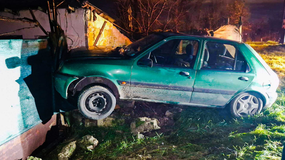 Durva, ahogy ez a Ford kivitte ennek a diósdi háznak a kerítését