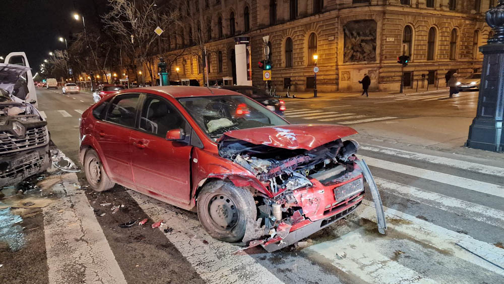 Hatalmas csattanás volt az Andrássy úton, piroson hajtott be az autó, karambol lett a vége
