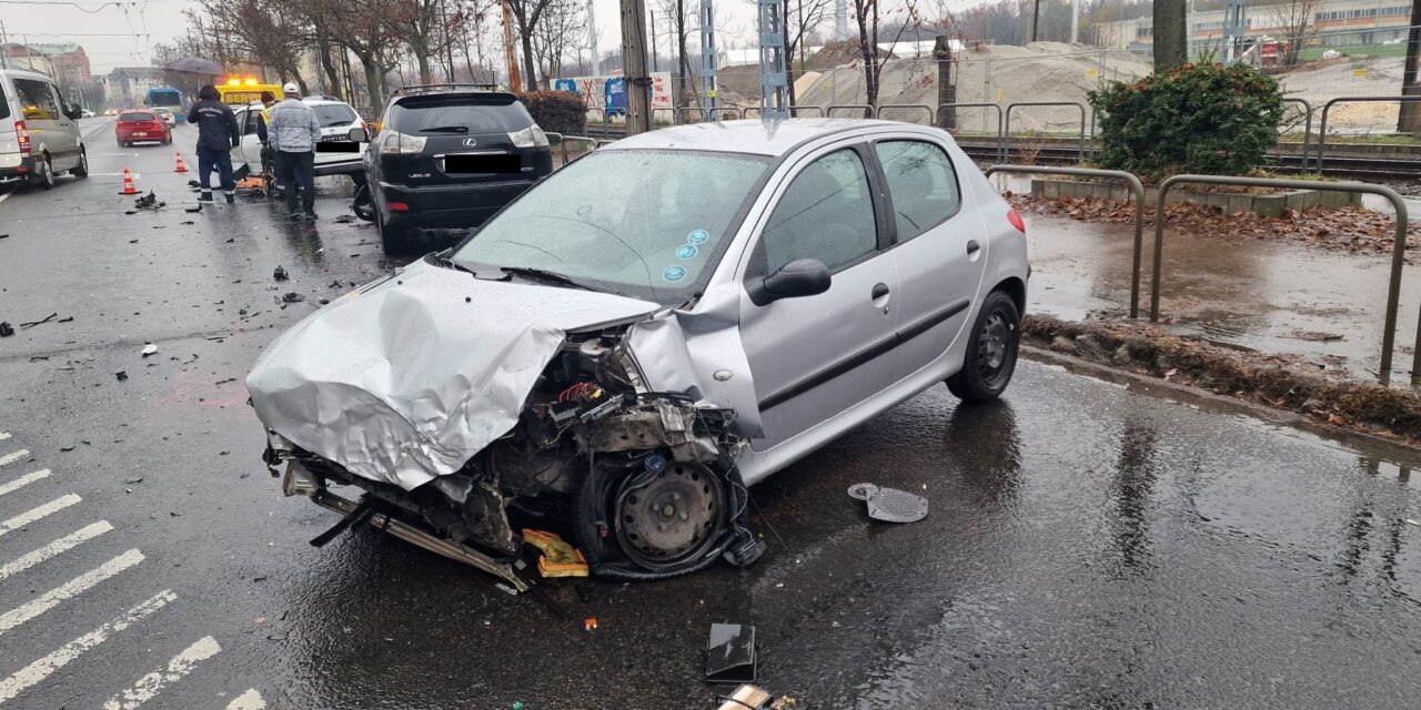 Két másik autót is letarolt a 8. kerületben megpördőlő Peugeot: az autó egyik utasa még a szélvédőt is kifejelte – Fotók a helyszínről