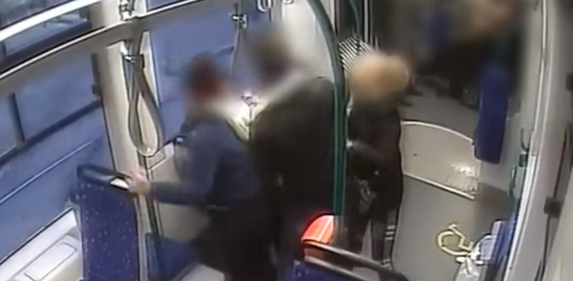 Megvan az ítélet: ez vár most a 4-6-os villamoson randalírozó banda tagjaira – Videó is készült arról, ahogy egy idős bácsit és a villamos vezetőt bántalmazzák