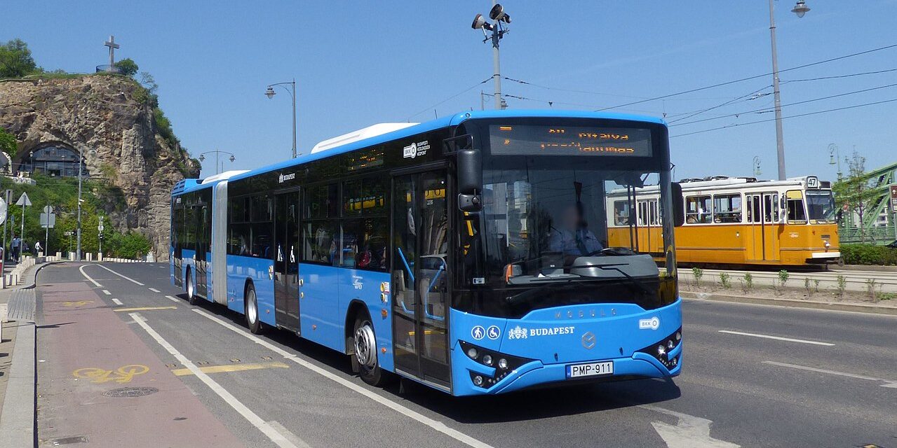 Nem unatkoztak a budapesti buszokon razziázó zsaruk: koldulás és kábítószer-birtoklás miatt is előállítottak valakit