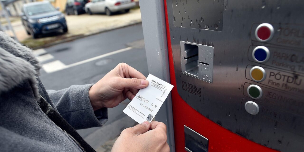 Jó hír az autósoknak: szombattól az új évig nem kell fizetni a parkolásért a fővárosban