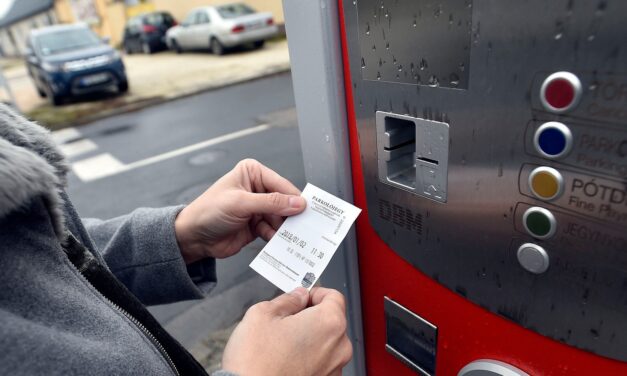Jó hír az autósoknak: szombattól az új évig nem kell fizetni a parkolásért a fővárosban