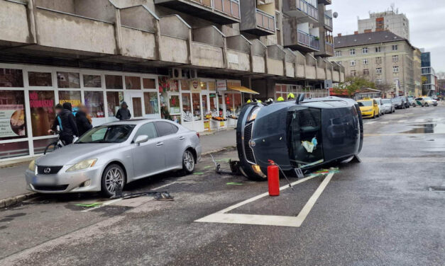 Oldalára borult egy autó a 8. kerületben, agyrázkódást szenvedett a sofőr
