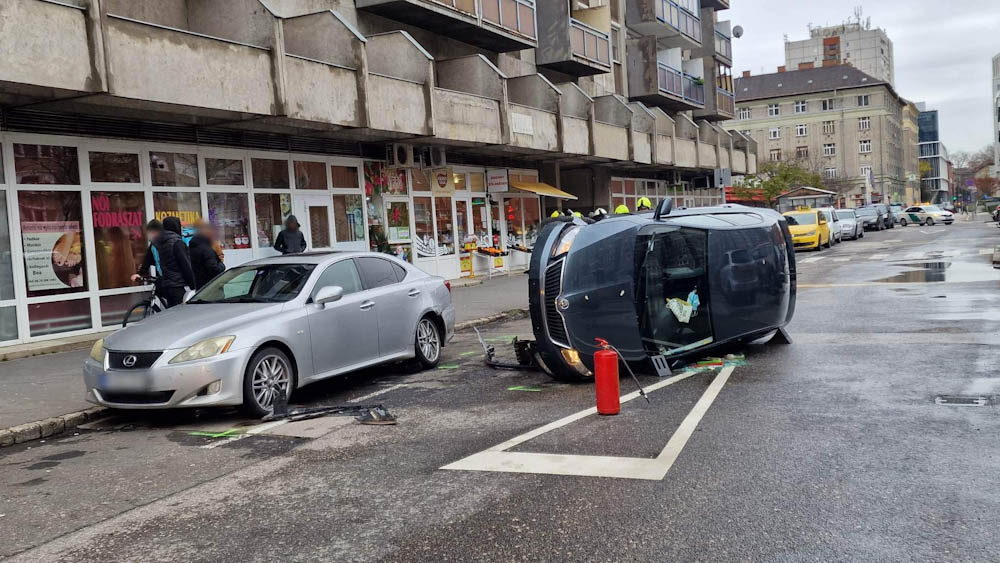 Oldalára borult egy autó a 8. kerületben, agyrázkódást szenvedett a sofőr