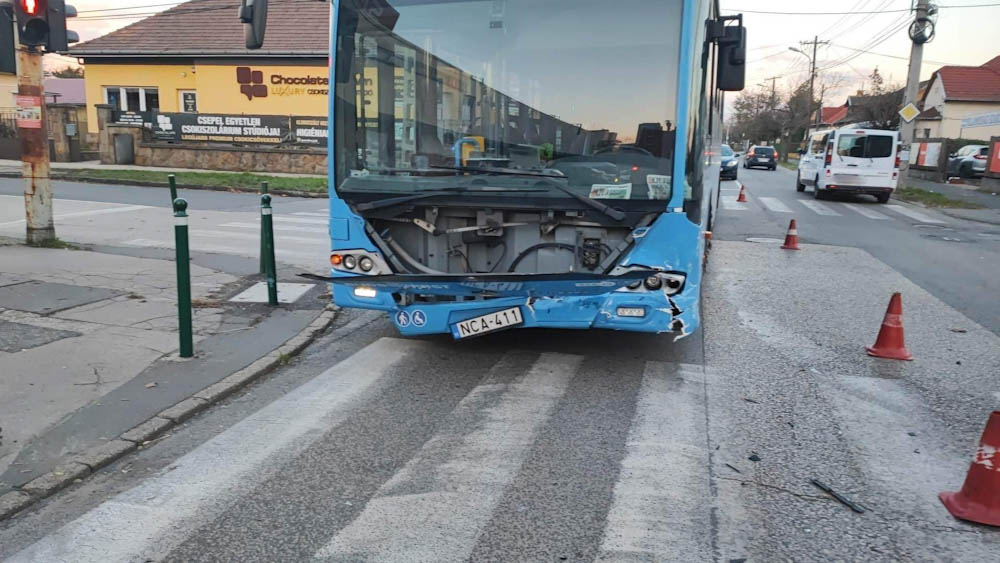 Jól levitték a 151-es busz elejét Csepelen, a sofőr saját lábán szállt be a mentőbe