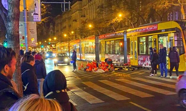 Újraélesztés a Nagykörúton, elgázolt a villamos egy férfit, drámai életmentés az utcán – Fotók