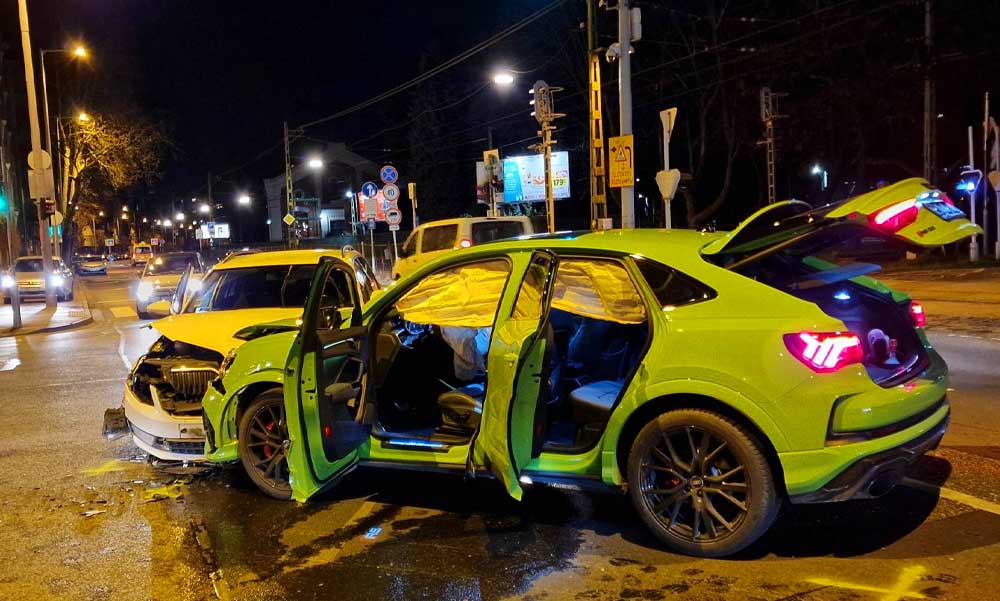 Durván összetört a szép új Audi, a hölgy nem tudta elkerülni az ütközést