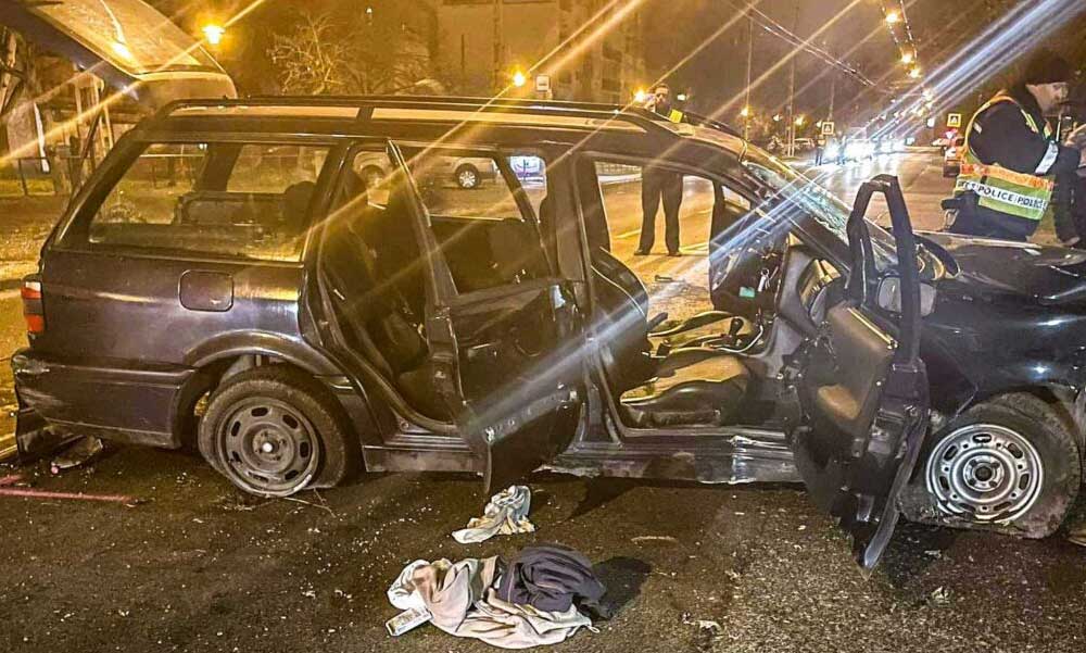 Nem nyíltak ki a légzsákok, az egyik utas a csomagtérbe repült – egy elszabadult Volkswagen döntött ki oszlopokat az Egressy úton péntek éjjel