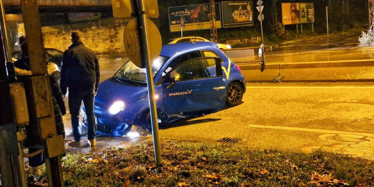 Kibabrált a nedves út az ittas sofőrrel – megcsúszott és telibe kapta a betontömböt egy Fiat a Thököly úton