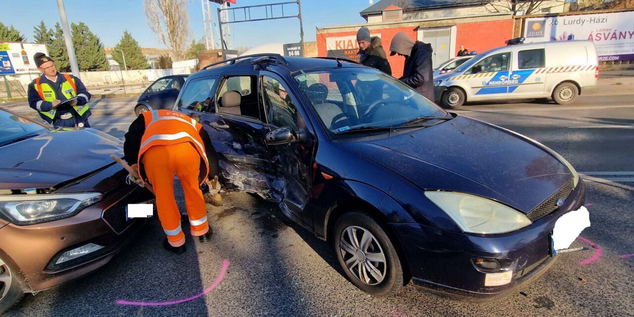Sodródás után koccanás a fővárosban – nem nyílt ki a légzsák, súlyos sérüléseket szenvedett az utas