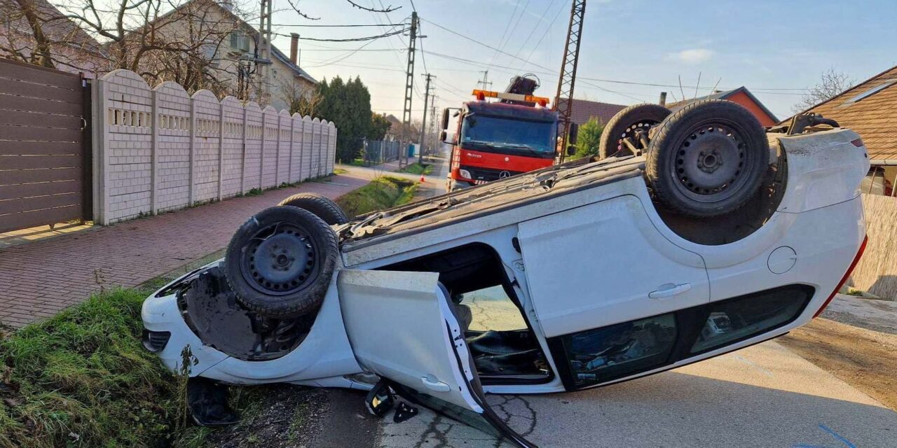Megdobta a vízelvezető árok, majd fejtetőre állt egy Ford Érdligeten – alkoholt fogyasztott a sofőr
