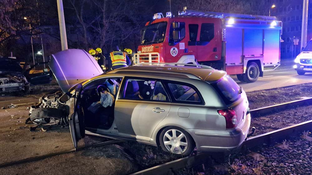 Részeg sofőr frontálisan ütközött egy másik autóval a 10. kerületben – súlyosan megsérült