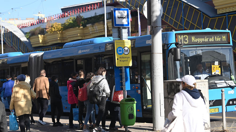 Érdemes odafigyelni, így fognak járni a közösségi közlekedés járatai az ünnepek alatt Budapesten és az agglomerációban
