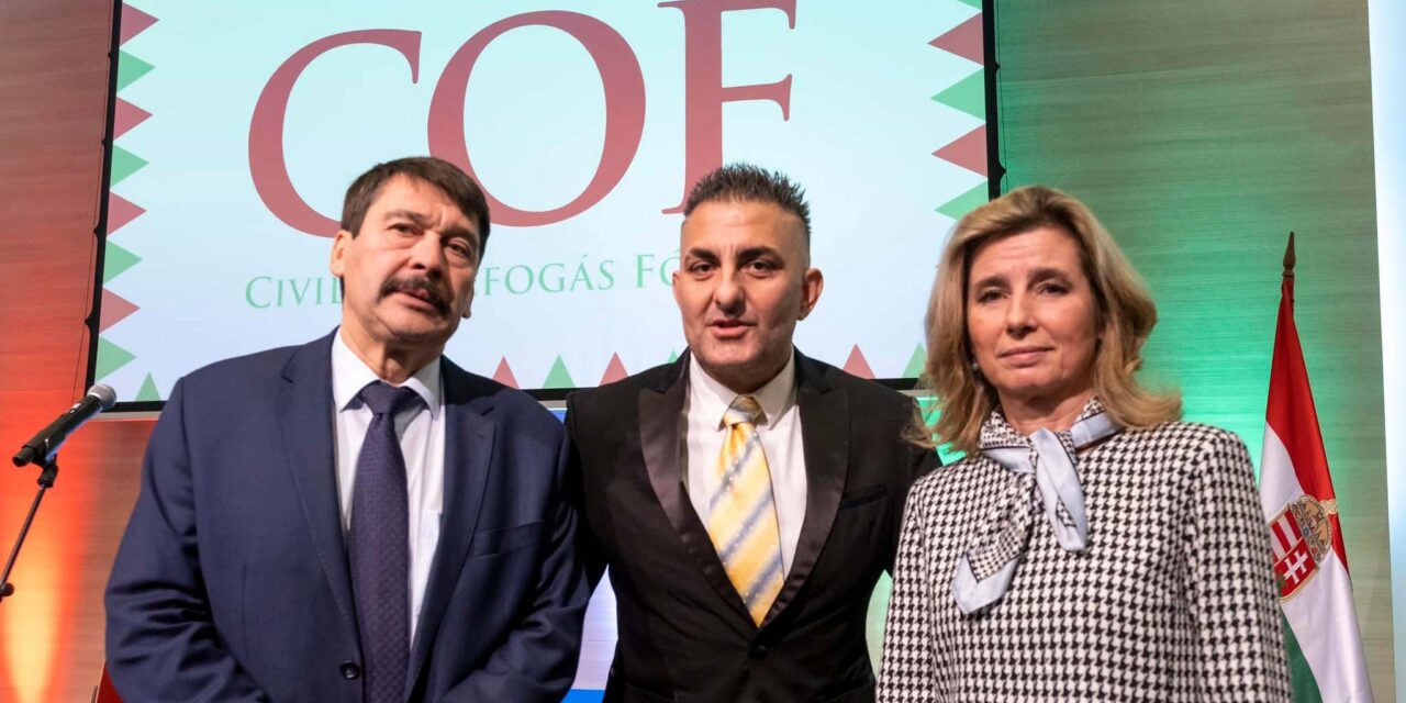 Áder Jánossal és feleségével pózolt Győzike a Szellemi Honvédő díjak átadóján, közös fotó is készült róluk