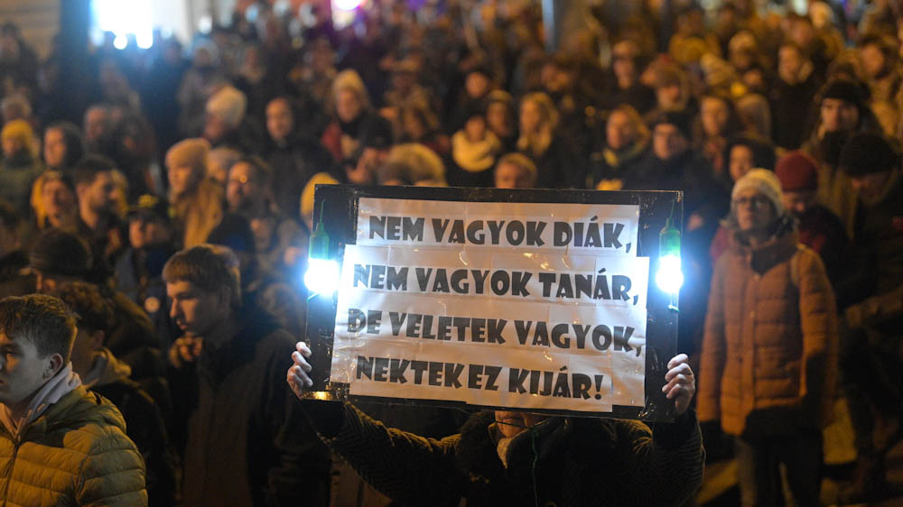 „Amit csinálnak, az hazaárulás” – Ismét több ezren tüntettek a közoktatásért és a kirúgott tanárok mellett