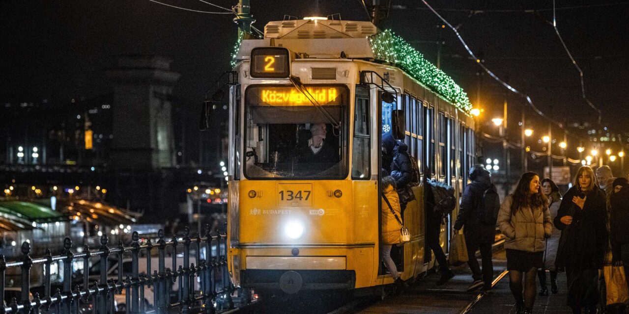 „Szükség van a belátásra és az okos megoldásokra is” – Karácsony Gergely szerint a fényfüggönnyel díszített villamos egy olyan újítás, amely utal a főváros céljaira