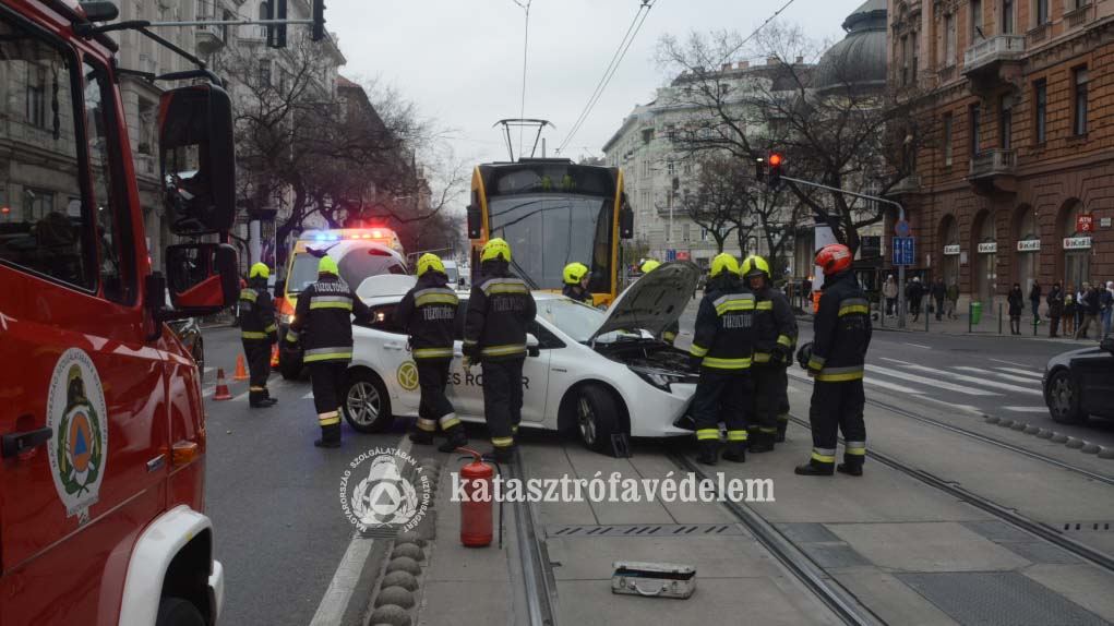 Villamos és autó ütközött a körúton – sínre került a személygépkocsi, már nem tudott megállni a BKV járata