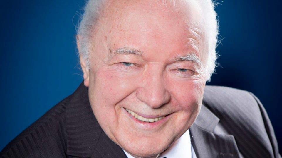„Sok volt ez a közel hét évtized, most már pihenek” – örökre visszavonult Roger Moore magyar hangja, Láng József