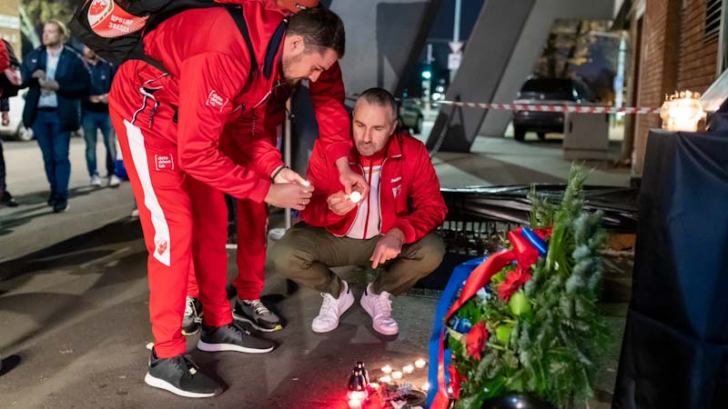Rengetegen gyújtottak gyertyát az uszoda előtt – Csapó Gáborra emlékeztek