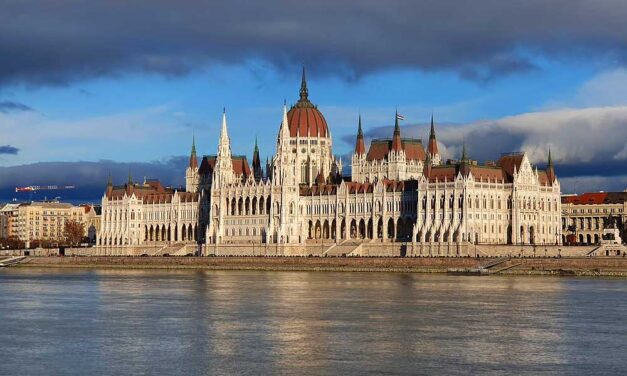 Fügés? Ibolyás? Mogyorós? Vajon milyen lesz Budapest szülinapi tortája? Már várják a cukrászok jelentkezését!