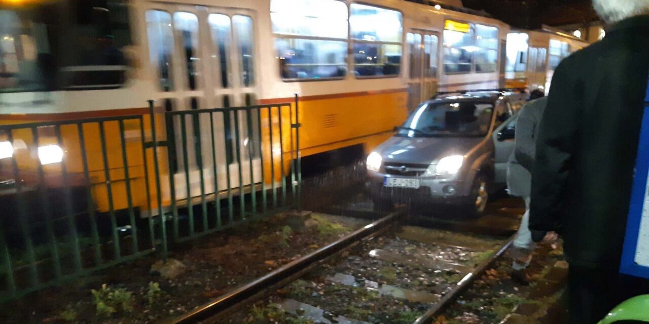 Valamit nagyon benézett a sofőr – a villamossíneken kötött ki egy személygépkocsi a János kórháznál