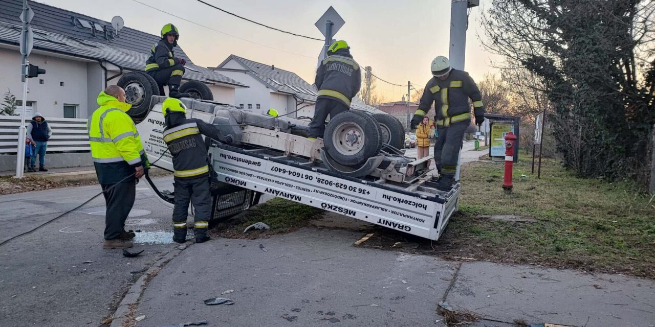 Fejre állt a kisteherautó a halálsarkon – figyelmen kívül hagyta a sofőr a STOP-táblát és a sárga lámpát, majd oldalba találták