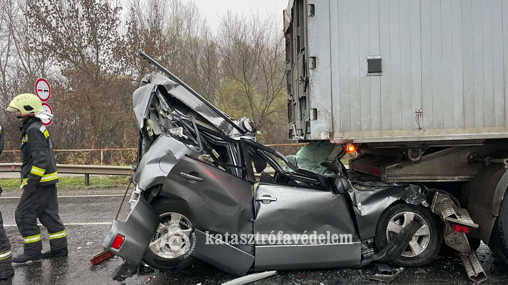 „Ha kicsit is kisebb autóval lettem volna, nem élem túl” – Halálközeli élményéről vallott Kata, a 4-es főúton két kamion közé szorult túlélő – videó