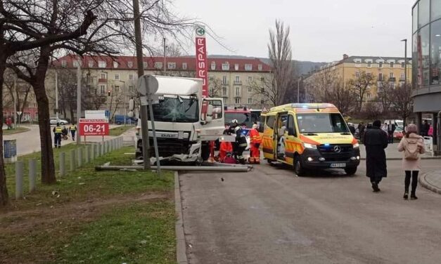 Szörnyű tragédia Tatabányán – életét vesztette az a sofőr, aki rosszul lett a volán mögött és egy villanyoszlop állította meg a teherautóját
