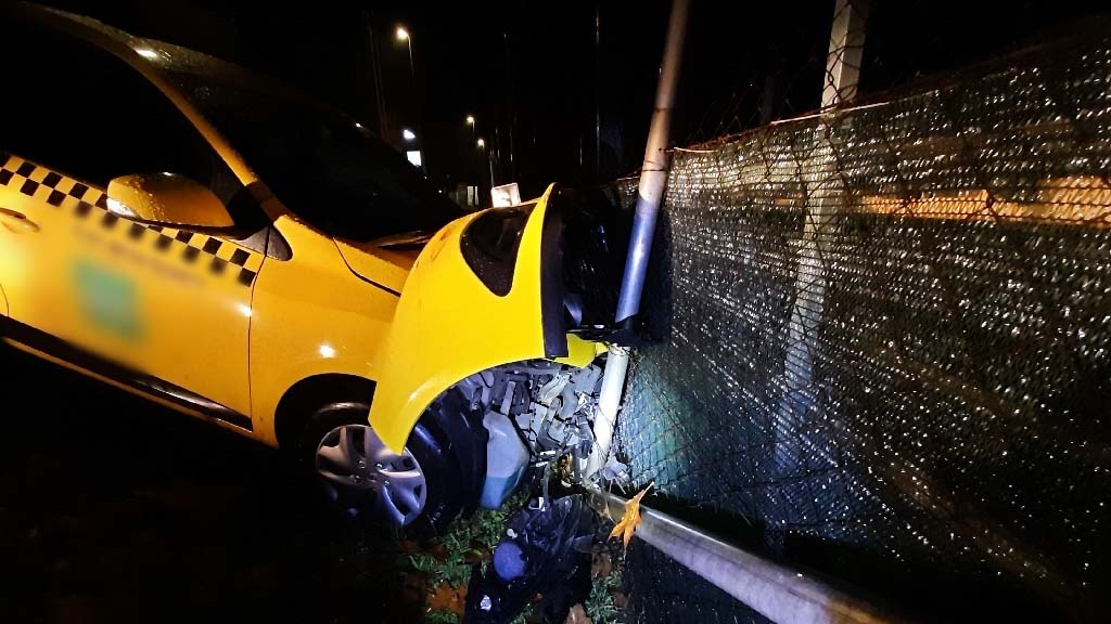 „Így utólag hülyeség volt átülni a vezetőülésbe” – brutálisan összetörte ismerőse taxiját egy részeg lány