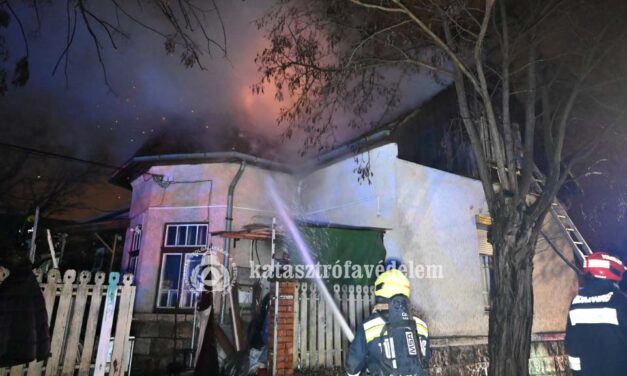 Tüzes vasárnap este a fővárosban – teljesen kiégett egy lakás a 9. kerületben, lángolt a tető a 3. kerületben