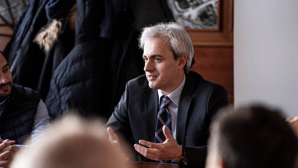Érd ugyan a kormányzati támogatás miatt nem fog becsődölni, ám mindenki a saját városáért „kuncsorog”