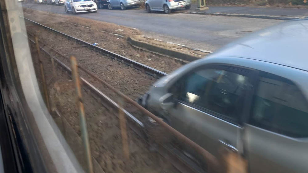 A csepeli HÉV vágányaira hajtott egy autó