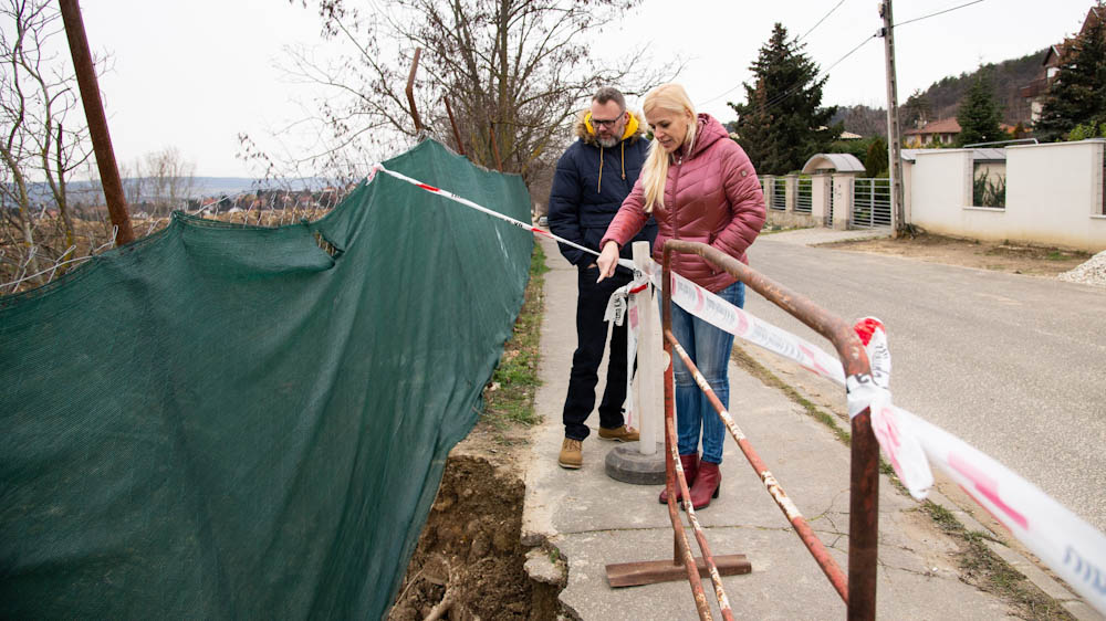 Veszélyes helyzet alakult ki Újbudán egy építkezés miatt, senki sem tudja, ki fogja eltüntetni azt a hatalmas gödröt, amibe bárki beleeshet