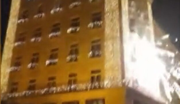 Dermesztő videón, ahogy egy tűzijátékkal telibe lövik a Rizt-Carlton Hotel oldalát