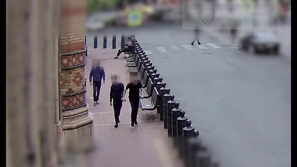 Levizelték, majd náci karlendítést imitáltak a Dohány utcai zsinagógánál, most közérdekű munkát adna nekik az ügyészség – videón az eset egy részlete