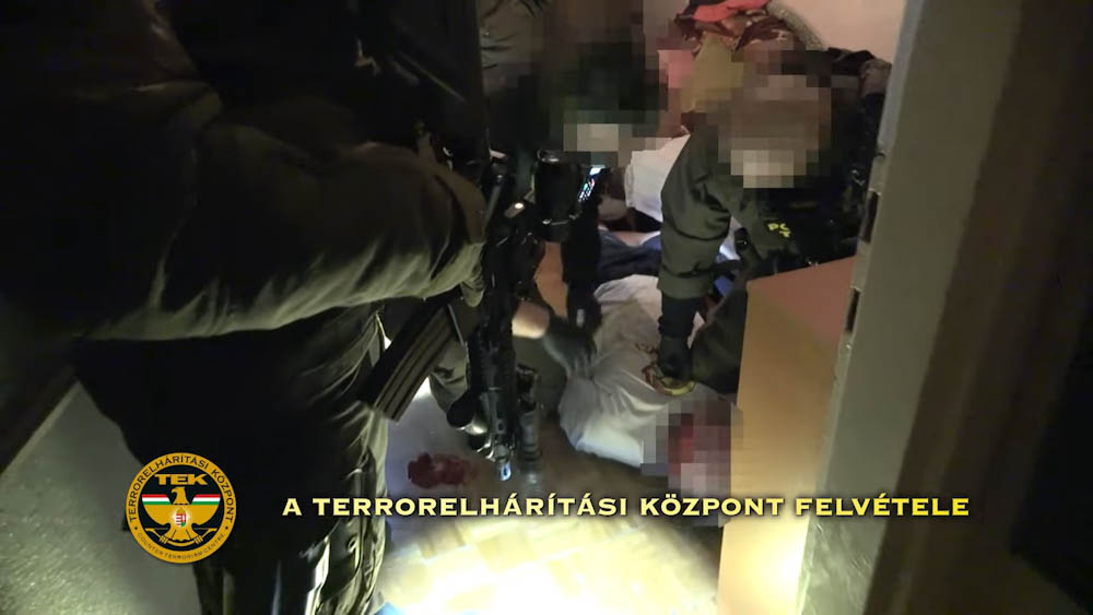 Letartóztatták a férfit, akit az éjszaka közepén vitt el a TEK egy óbudai panelházból