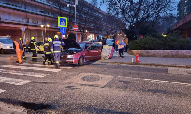 Totálkárosra törtek az autók ebben a pesterzsébeti karambolban, képek a helyszínről