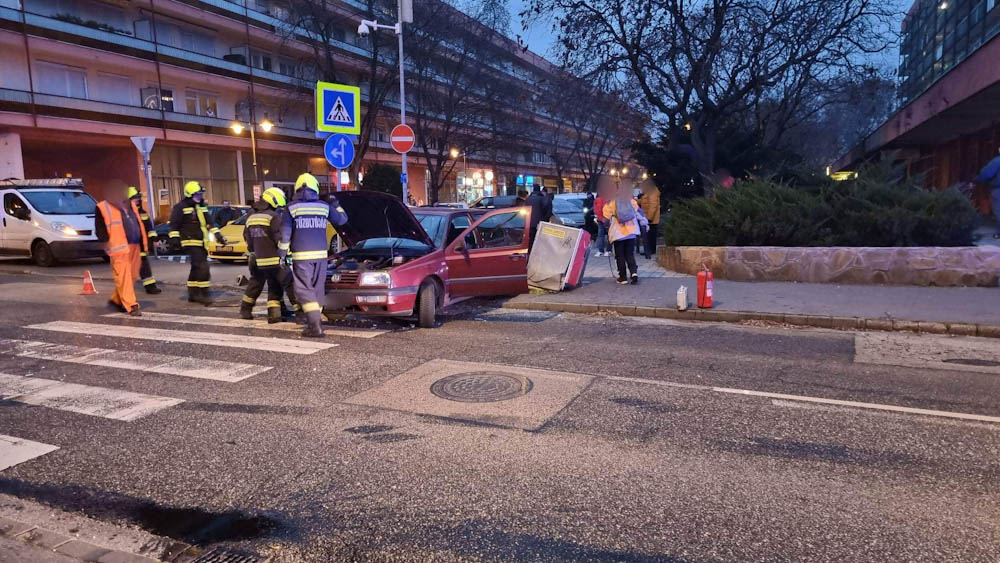Totálkárosra törtek az autók ebben a pesterzsébeti karambolban, képek a helyszínről