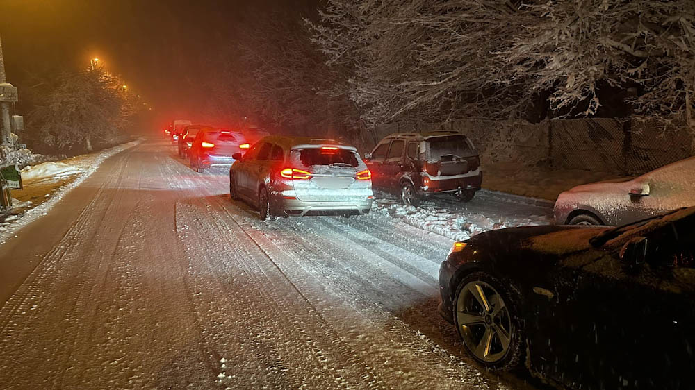 Teljes a káosz Dobogókőn, elakadt autók és a csúszós úttest miatt teljesen áll a forgalom