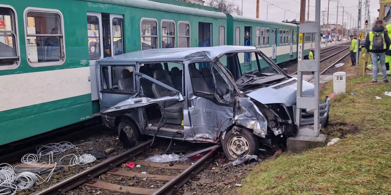 Kisbusz ütközött a HÉV-vel a 9. kerületben, többen súlyosan megsérültek – Brutális fotók a helyszínről