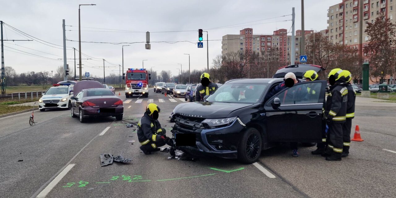 Hatalmas csattanással ment egymásba két autó Káposztásmegyeren: vétlen Peugeot akkorát pördült, hogy a szembe sávban tudott megállni – Fotók a helyszínről