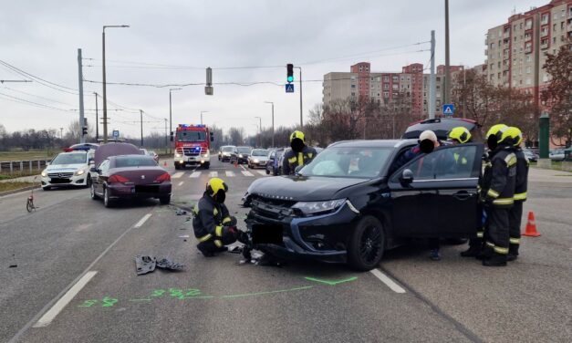 Hatalmas csattanással ment egymásba két autó Káposztásmegyeren: vétlen Peugeot akkorát pördült, hogy a szembe sávban tudott megállni – Fotók a helyszínről
