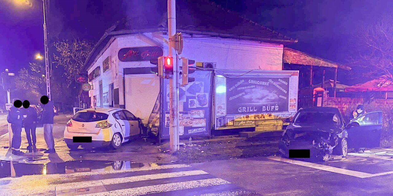Brutális karambol a 16. kerületben: két autó rohant egymásba, egy ember súlyosan megsérült – Fotók a helyszínről